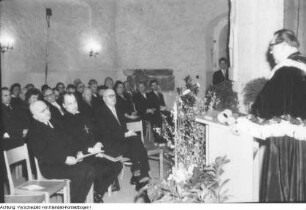 Dresden, Dresdner Kreuzchor. Festakt zum 70. Geburtstag von Rudolf Mauersberger (29. Januar 1959) in der Heinrich-Schütz-Kapelle der Dresdner Kreuzkirche, 1957/59. Gaben- und Blumenarragement privat