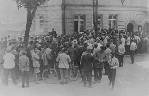 Erwerbslose warten vor dem Arbeitsamt Schwarzenberg auf die Auszahlung der Arbeitslosenunterstützung 1930 : Erwerbslose warten vor dem Arbeitsamt auf die Auszahlung der Arbeitslosenunterstützung