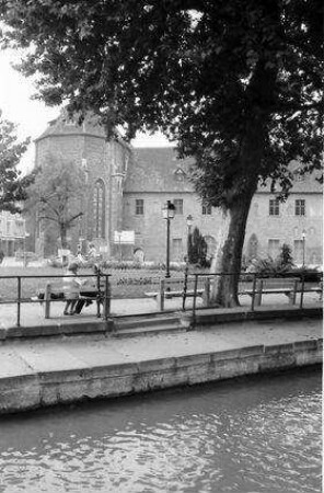Colmar: Außenansicht Unterlinden-Museum, Vordergrund Wasser