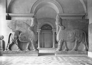 Geflügelter Stier mit Männerkopf und Krone, Relief aus dem Palast von Chorsabad