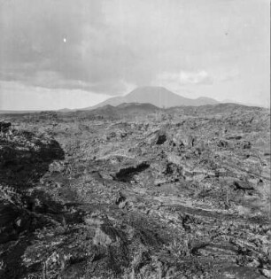 Lavafeld : Blick über erkaltete Lava am Hang des Vulkans