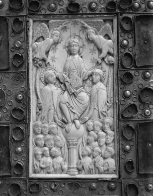 Buchdeckel — Elfenbeinrelief mit Christus, den hl. Victor und hl.Gereon segnend