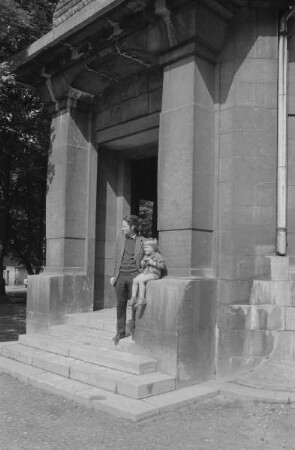 Martin Warnke mit Kind vor dem Ernst-Abbe-Denkmal in Jena