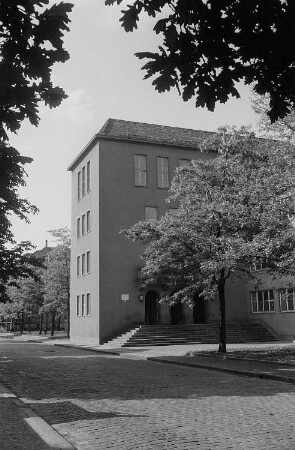 Straßenansicht mit einem Schulgebäude (?)
