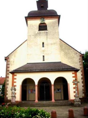 Ansicht von Westen mit Kirche (Kirchturm im Kern Gotisch mit Schlitzscharten) in ehemaligem Kirchhof