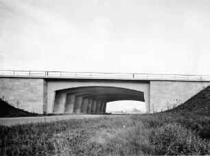 Unterführung der L 87 Gamshurst - Achern (Zubringer Achern) in km 677,149 Rahmenkonstruktion, Im Hintergrund Seitenentnahme Achern.