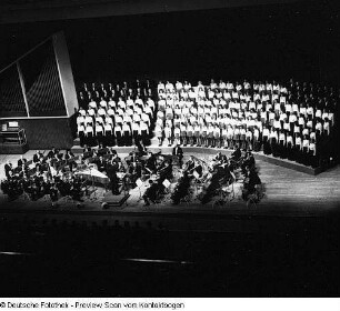Neuer Chor Dresden, Kinder- und Jugendchor sowie Knabenchor Dresden unter Chorleiter Manfred Winter. Konzert mit dem Staatlichen Sinfonieorchester Pirna im Kulturpalast Dresden (Moderatorin Traute Richter), 25.05.1975