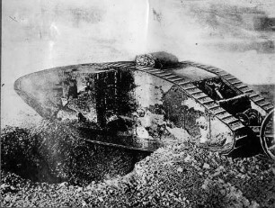 Erster Weltkrieg - "Fliegerabteilung (A) 282". Englischer Tank (Panzer)