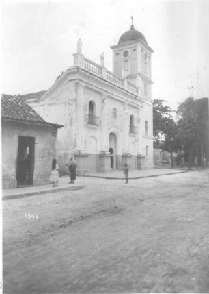 Puerto Cabello (Venezuela). Straßenszene an einer Kirche