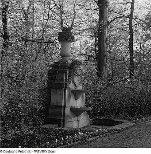 Schloss Lichtenwalde. Schalenbrunnen im Barockgarten