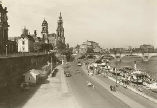 Dresden. Blick entlang der Brühlschen Terrasse zur Dampferanlegestelle am Terrassenufer, Hofkirche, Semperoper und Augustusbrücke