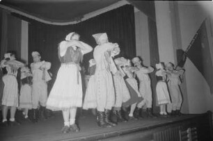 Sorbisches Jugendensemble der Sorbischen Oberschule Bautzen. Tanzgruppe in Tracht. : Prěnja serbska kulturna brigada Serbskeje wyšeje šule w Budyšinje. Rejowanska skupina w narodnych drastach.