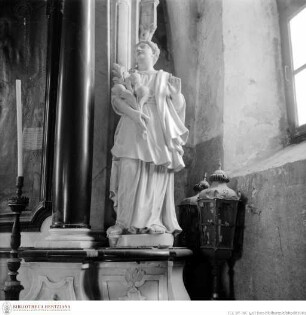 Altar, Rechte allegorische Statue