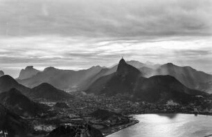 Rio de Janeiro : Blick vom Zuckerhut auf Rio de Janeiro und den Corcovado mit dem Cristo Redentor.