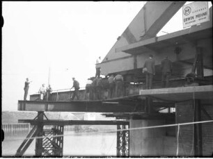 Heilbronn, Salzhafenkanalbrücke: Einschwimmen des Überbaus