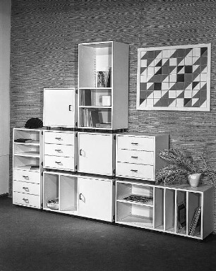 Anbaustrecke : Berlin. VEB Möbelkombinat Berlin (MKB). Hausmesse, 1986. Anbaustrecke. Holz, weiß beschichtet (1986; VEB Möbelkombinat Berlin (MKB))