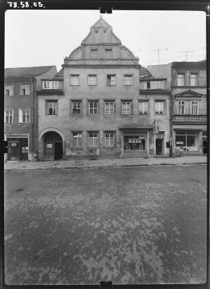 Torgau, Salvador-Allende-Straße (Bäckerstraße) 7. Wohnhaus mit Laden (M. 16. Jh.,Ladeneinbau 1884). Straßenfront