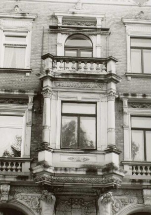 Markneukirchen, Doppelwohnhaus : Markneukirchen (Vogtlandkreis), Doppelwohnhaus, Lutherplatz 4/3, 1891, Erker und Balkon, 1. und 2. Obergeschoss