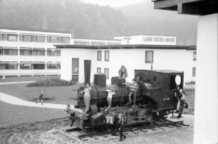 Stegen: Alte Lokomotive im Hof mit Kindern