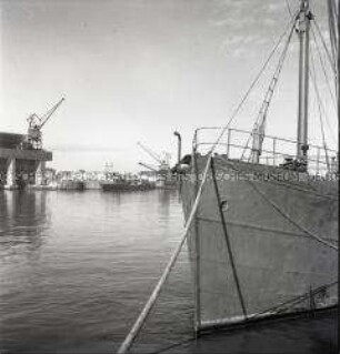 Blick in den Hafen von Lorient (vermutlich) an der französischen Atlantikküste mit Großbunker für deutsche U-Boote