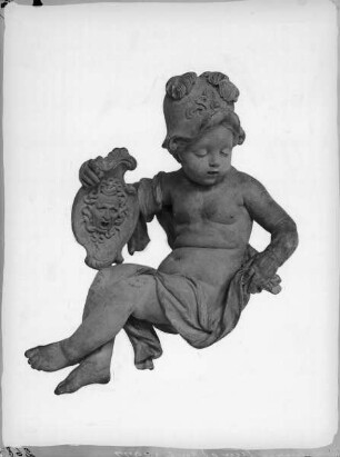 Putto mit Attribut der Minerva