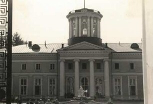 Moskau. Schloß Archangelskoje (18. Jh.). Teilansicht. Blick aus einem Tor in den Innenhof