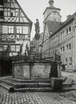 Seelhausbrunnen mit Statue der Justitia mit Spiegel und Stadtwappen