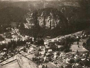 Oybin : Gesamtansicht des Ortes und Berg Oybin, Luftbild-Schrägaufnahme von Südosten
