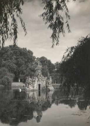 Veitshöchheim bei Würzburg. Großer See (1702) im Schloßpark mit Musenberg / Figurengrotte: Apollo, die Musen und Pegasus triumphieren auf dem Parnaß über die Sintflut (1765-1766; F. Dietz)