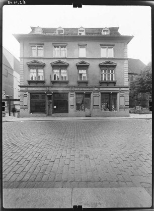 Meißen-Altstadt, Willy-Anker-Straße (Elbstraße) 29. Wohnhaus mit Läden. Straßenfront