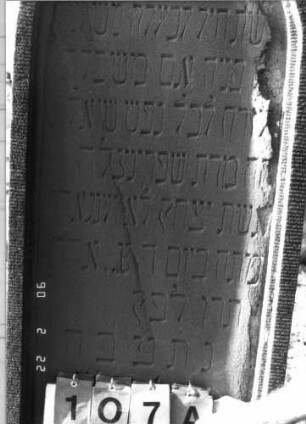 Grabstein 107 (Index: 100116419) Material: Sandstein Zustand: verwittert mit Textverlust Maße HxBxT: 175x57x20 cm Beschreibung: doppelt aufgesockelte Stele mit Rundbogenabschluß und eingetieftem Schriftfeld, weiteres Schriftfeld am oberen Sockel: Grabstein 107A