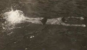 Schwimmen. Beinschlag im Gleiten nach Abstoß