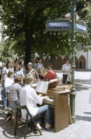 Freiburg: Klavierduo auf dem Rathausplatz