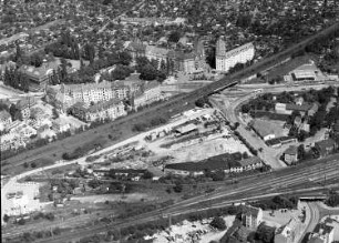 Dresden-Neustadt. Stadtteilansicht gegen Kreuzung Großenhainer Straße/Riesaer Straße/Harkortstraße. Luftbild-Schrägaufnahme über Gleisanlagen nach Westen