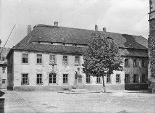 Rochlitz, Schulgasse 8/Ecke Kunigundenplatz. Alte Lateinschule (1538). Straßenansicht (Kunigundenplatz) mit dem Denkmal für Johann Mathesius
