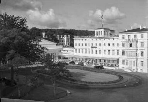 Kurhaus, Hotel Kurhaus und Haus "Burg Hohenzollern" : Blick von der Villa "Großfürstin Marie" über Kurplatz zu Kurhaus (1814-1816; C. T. Severin) und Hotel "Kurhaus" (1795-1796, J. C. H. v. Seydewitz; um 1875), im Hintergrund Haus "Burg Hohenzollern" (um 1840; G. A. Demmler)