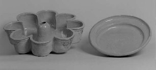 Napfkuchenbackform (Bebe) und Teller : Napfkuchenbackform (Bebe) und Teller (Letztes Frohburger Gebrauchsgeschirr vor 1910). Irdenware, Engobe, Ritzverzierung, glasiert; H. 11 cm. und D. ca. 17 cm. Museum im Schloß Frohburg V 427/95, V 428/95