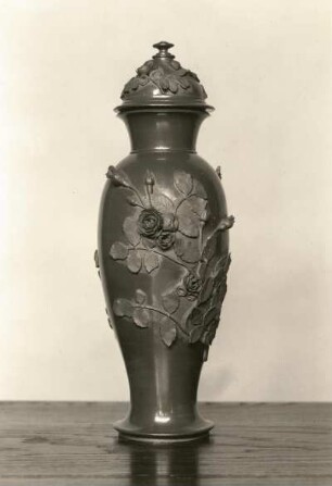 Vase mit Reliefauflage. Böttgersteinzeug. Um 1710. Dresden: Staatliche Kunstsammlungen, Porzellansammlung