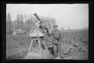 Linselles (Dep. Nord, Frankreich): "Maschinengewehr zur Fliegerabwehr" mit Soldat