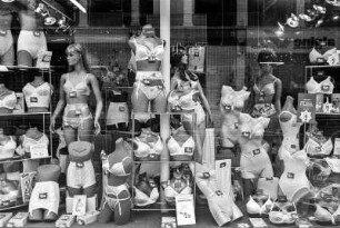 London, Schaufenster mit Miederwaren, in Notting Hill
