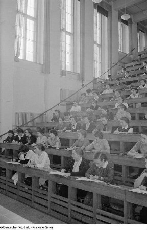 Angehende Pharmazeuten in einem Hörsaal