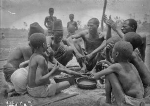 Mittagessen am Kalunga River : Personengruppe isst zusammen