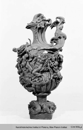 Prunkkanne mit Relief des Neptun - Urna con pesci sulla base, tritoni, arpie e bassorilievo nella pancia davanti e di dietro