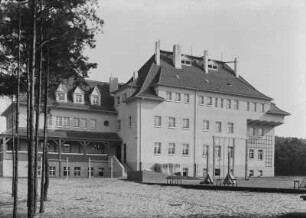 Coswig. Kreispflegeheim Wettinstift (1913, 1919-um 1935; E. Pönisch). Gartenansicht eines Erweiterungsbaus mit Spielplatz, Kinderheim mit Spiel- und Turnplatz