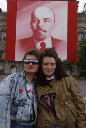 Zwei russische Mädchen auf dem Roten Platz in Moskau vor Lenin Bild am Kaufhaus GUM, 1989