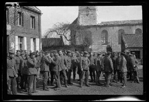 Bailleul (Dep. Nord, Frankreich): "Soldaten vor der [zerstörten] Kirche"