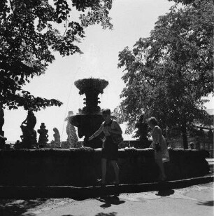 Dresden-Altstadt. Zwinger (1709-1728; M. D. Pöppelmann, B. Permoser). Nymphenbad. Brunnen über der Kaskade auf dem Wall