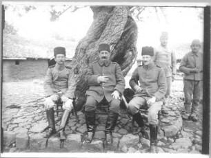 Türkei. Gruppenbild Uniformierter mit dem Veterinärmajor Hans Richter, vor einem Baum sitzend
