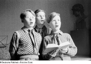 Porträt dreier Pioniere beim Singen