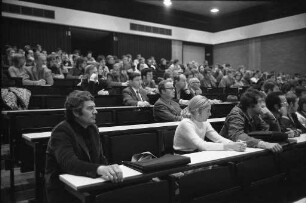 Vortrag von Architekt Helmut Bätzner in der Staatlichen Ingenieurschule über den Neubau des Badischen Staatstheaters